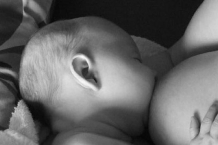 9 Điều Mẹ Cần Lưu Ý Khi Cho Trẻ Bú Đêm