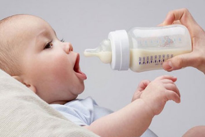 10 Sai Lầm Kinh Điển Của Mẹ Khi Pha Sữa Bột Cho Con