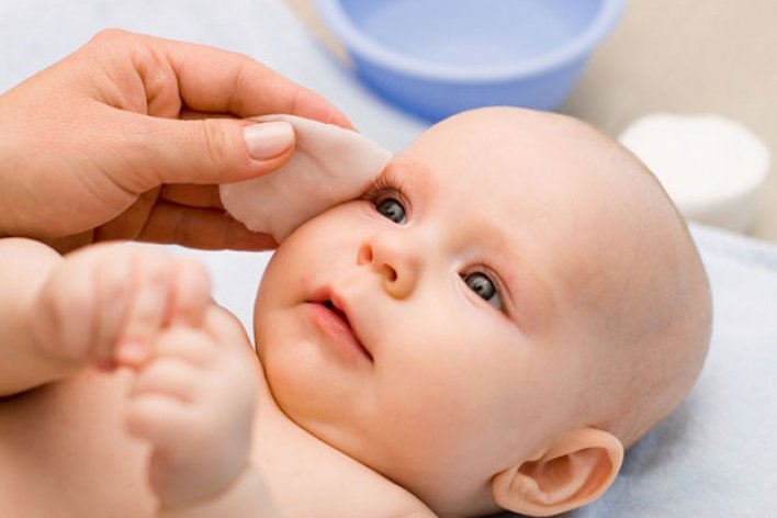 Thực Hư Việc Nhỏ Sữa Mẹ Vào Mắt Trẻ Sơ Sinh Để Chữa Đau Mắt