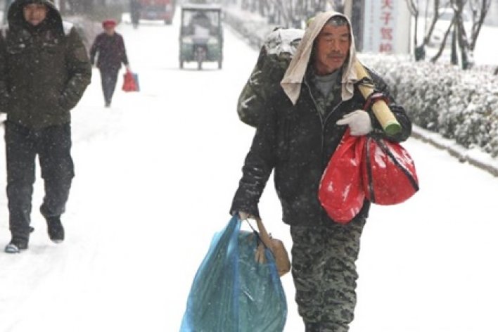 Công Nhân Trung Quốc Đi Bộ 40 km Dưới Tuyết Để Dành Tiền Xe Mua Đồ Tết Cho Vợ